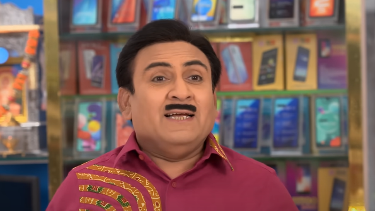 tarak mehta ka ulta chasma एक ऐसा शो है जिसने भारतीय टेलीविजन पर अपनी एक खास पहचान बनाई है। यह शो न केवल मनोरंजन प्रदान करता है, बल्कि सामाजिक मुद्दों पर भी ध्यान केंद्रित करता है। इसके मुख्य पात्रों में से एक, जेठालाल, जो कि एक साधारण व्यापारी हैं, दर्शकों के दिलों में अपनी विशेष जगह बना चुके हैं। उनकी मजेदार हरकतें और जीवन की चुनौतियों का सामना करने का तरीका हमें हंसाते हुए सोचने पर मजबूर कर देता है। आइए, जानते हैं taarak mehta ka ooltah chashmah jethalal की वे खास बाते जो इस शो को खास बनाती हैं। जेठालाल की व्यापारिक चतुराई जेठालाल का व्यापार, "गड़ा इलेक्ट्रॉनिक्स", उनके जीवन का एक महत्वपूर्ण हिस्सा है। वह एक कुशल व्यापारी हैं जो अपने ग्राहकों को खुश रखने के लिए हमेशा तत्पर रहते हैं। उनकी व्यापारिक चतुराई उन्हें प्रतिस्पर्धा में आगे रखती है। चाहे वह ग्राहकों की समस्याओं का समाधान करना हो या नए उत्पादों की मार्केटिंग, जेठालाल हमेशा अपने दिमाग का सही इस्तेमाल करते हैं। उनका यह गुण न केवल उन्हें व्यवसाय में सफल बनाता है, बल्कि उनके किरदार को भी मजेदार बनाता है। परिवार के प्रति उनकी जिम्मेदारी जेठालाल का परिवार उनके जीवन का अभिन्न हिस्सा है। वह अपनी पत्नी दया और बेटे टप्पू के प्रति बेहद जिम्मेदार हैं। दया के साथ उनका रिश्ता एक आदर्श दांपत्य जीवन का उदाहरण प्रस्तुत करता है। वह हमेशा अपने परिवार की भलाई के लिए तत्पर रहते हैं और उनकी खुशियों के लिए हर संभव प्रयास करते हैं। टप्पू के साथ उनकी दोस्ती और पिता-पुत्र का रिश्ता भी दर्शकों को बहुत पसंद आता है। यह जिम्मेदारी और प्रेम ही उन्हें एक बेहतरीन पति और पिता बनाता है। दोस्ती का महत्व जेठालाल की दोस्ती तारक मेहता से विशेष रूप से उल्लेखनीय है। दोनों के बीच की गहरी दोस्ती न केवल शो में हास्य लाती है, बल्कि जीवन के कठिन समय में एक-दूसरे का सहारा बनने का संदेश भी देती है। तारक मेहता हमेशा जेठालाल को सलाह देते हैं और मुश्किल समय में उनका साथ देते हैं। यह दोस्ती दर्शकों को यह सिखाती है कि सच्चे दोस्त हमेशा आपके साथ होते हैं, चाहे परिस्थिति कैसी भी हो। हास्य और समस्या समाधान जेठालाल की सबसे बड़ी खासियत यह है कि वह अपनी समस्याओं को हास्य में बदलने में माहिर हैं। चाहे वह किसी व्यापारिक समस्या का सामना कर रहे हों या पारिवारिक विवाद, जेठालाल हमेशा एक हल्के-फुल्के अंदाज में स्थिति को संभालते हैं। उनका हास्य बोध न केवल उन्हें तनाव से दूर रखता है, बल्कि उनके आस-पास के लोगों को भी हंसाने में मदद करता है। इस तरह से वह अपने जीवन की चुनौतियों का सामना करते हैं और हमें यह सिखाते हैं कि मुस्कुराहट सबसे बड़ा हथियार हो सकता है। दर्शकों से जुड़ाव जेठालाल का किरदार दर्शकों के दिलों में बस गया है। उनकी सरलता, चतुराई, और हास्य ने उन्हें हर आयु वर्ग के दर्शकों के बीच लोकप्रिय बना दिया है। लोग उनके साथ जुड़ाव महसूस करते हैं क्योंकि वह आम आदमी की तरह ही समस्याओं का सामना करते हैं। उनकी हरकतें और संवाद दर्शकों को हंसाते हुए सोचने पर मजबूर कर देते हैं। यही कारण है कि जेठालाल आज भी लोगों के दिलों में जिंदा हैं। निष्कर्ष आप सब इस शो को टीवी या मोबाइल पर कभी न कभी जरुर देखा होगा. आपके बता दे कि यह सीरियल भारत के सबसे ज्यादा देखने वालो सीरियलों में से एक है. वास्तव में taarak mehta ka ooltah chashmah jethalal का किरदार बहुत ही खास और महत्वपूर्ण और खास है. जेतालाल की कॉमेडी की तो हम सब दीवाने है लेकिन असल जीवल में हम जेठालाल से ये हुनर सीख सकते है.
